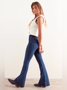 NWT FREE PEOPLE WE THE FREE CRVY INFINITE STRETCH PULL ON FLARE JEANS  NIGHT SKY